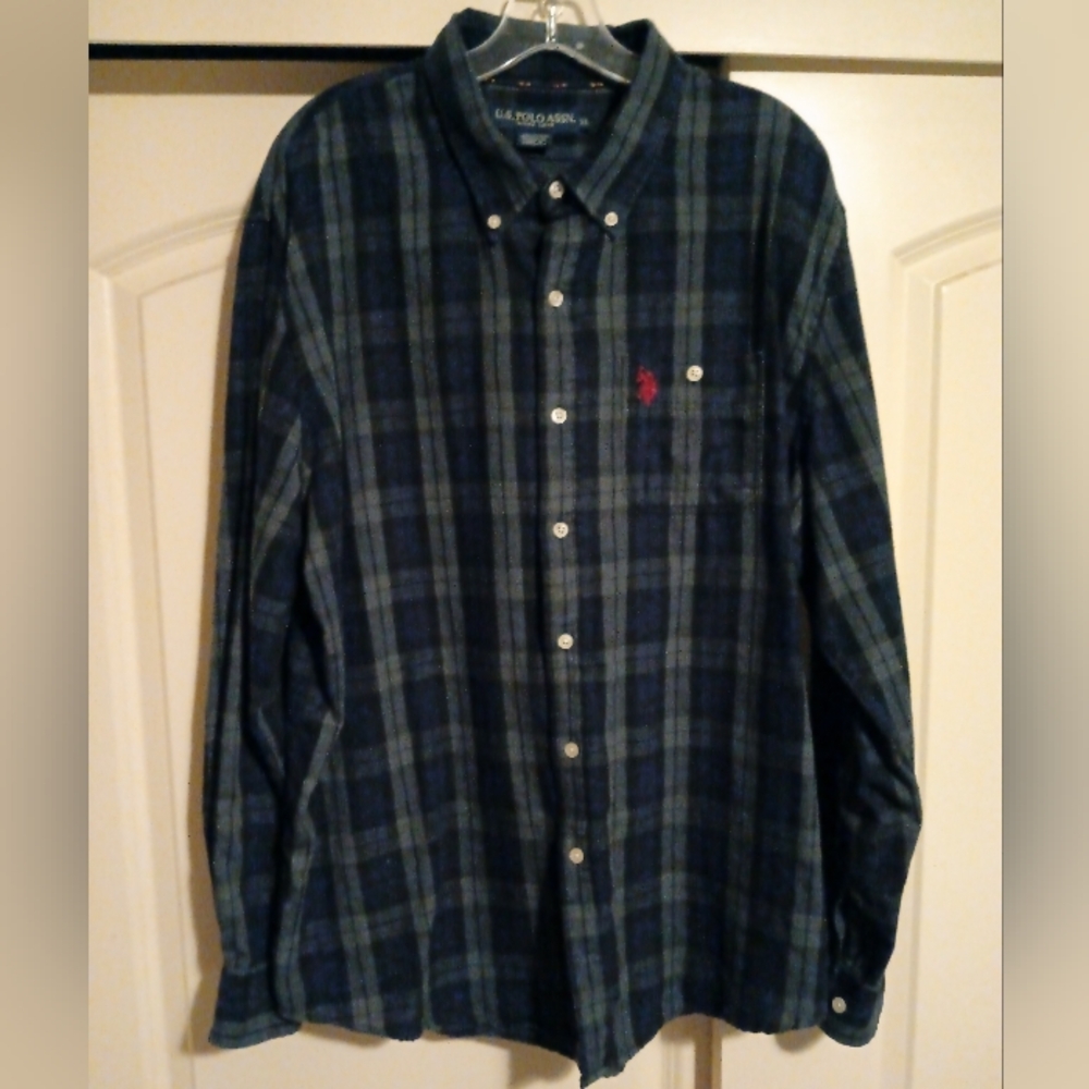 U.S. Polo Assn. Men's Dark Blue & Navy Plaid Button-Down Shirt